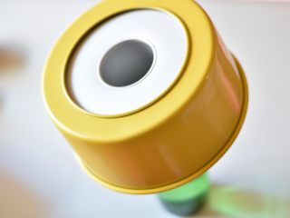 14、香蕉坚果戚风,烤好的戚风，倒扣放晾后脱模