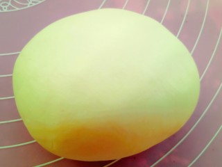 1、家庭版油泼扯面,面粉,盐和水和成面团