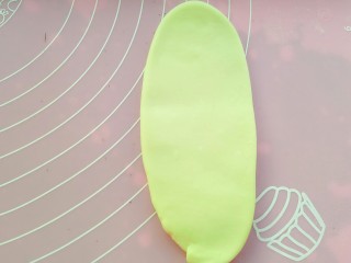 4、家庭版油泼扯面,稍微擀开