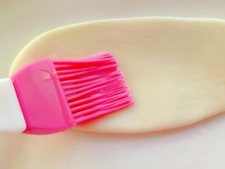 6、家庭版油泼扯面,每一片擀好的面剂都涂上油