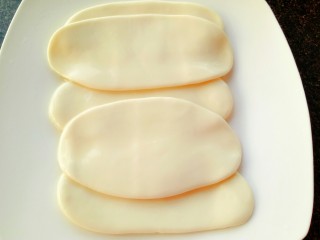 7、家庭版油泼扯面,全部涂好油后摆在盘子中