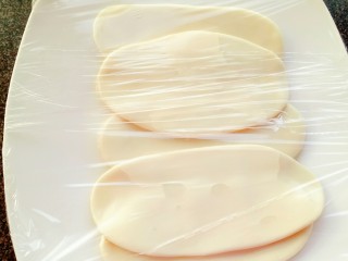 8、家庭版油泼扯面,盖保鲜膜入冰箱冷藏醒发六个小时左右