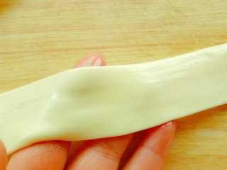 10、家庭版油泼扯面,用手拿住两端,轻轻地一抻