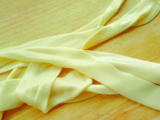 11、家庭版油泼扯面,宽面就抻好了