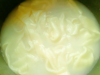 12、家庭版油泼扯面,抻好的面条放锅中煮熟。