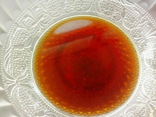 13、家庭版油泼扯面,碗中放生抽、陈醋、盐和鸡精