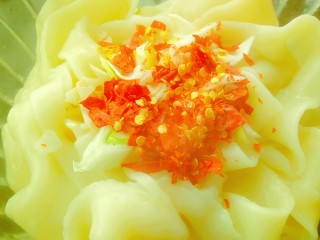 15、家庭版油泼扯面,上面放上葱花和辣椒面。