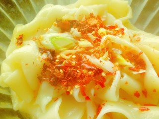 16、家庭版油泼扯面,烧一勺热油浇在上面