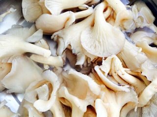 2、蘑菇????饺子#有个故事#,蘑菇????去跟洗净后备用……