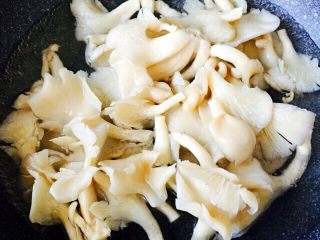 3、蘑菇????饺子#有个故事#,锅里烧开水、加少许盐焯水捞出过冷水后沥干备用……