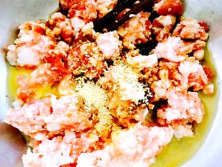 5、蘑菇????饺子#有个故事#,猪肉馅里加一个鸡蛋、鸡精、生抽、老抽、花椒粉、料酒和泡海米的水顺时针搅匀、让肉馅上劲