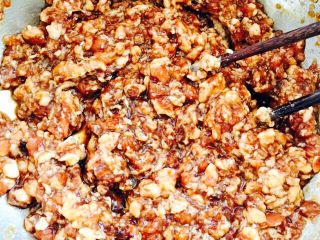 6、蘑菇????饺子#有个故事#,搅拌均匀好的肉馅、加入泡好的海米搅匀……