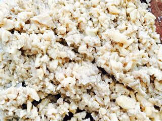 7、蘑菇????饺子#有个故事#,蘑菇????沥干水分、剁碎