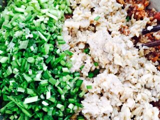 8、蘑菇????饺子#有个故事#,把剁碎的蘑菇????和韭菜加入搅拌好的馅中、加入适量的盐、食用油、我用的是花生油、芝麻油搅拌均匀即可……