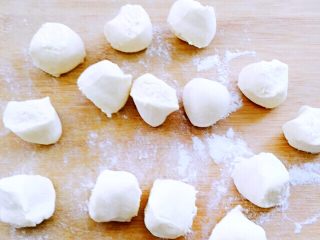 10、蘑菇????饺子#有个故事#,开始包饺子、这是饺子剂子、我是用手揪的、听老人说、手揪的和刀切的剂子是两个味道、手揪的剂子好吃哟……