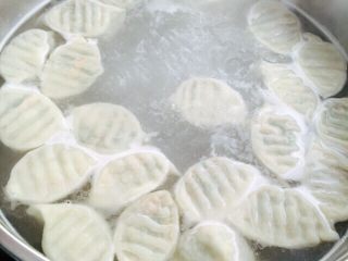 14、蘑菇????饺子#有个故事#,锅里烧开水、把饺子放进去煮、开锅后依次添3次冷水后即可