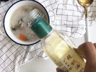 8、杂蔬排骨大米粥（电饭煲版）,出锅后滴入几滴核桃油