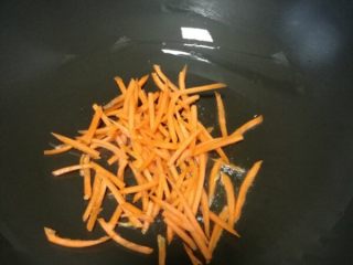1、美味炒米粉,胡萝卜切丝一点点油炒一下，因为胡萝卜要用油炒才有营养所以鹅妈妈锅只加了一点点油炒一下，炒胡萝卜的时候另起一个锅煮一下米粉，鸡蛋打散炒熟备用