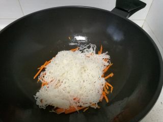 2、美味炒米粉,在胡萝卜上铺好沥干水分的米粉