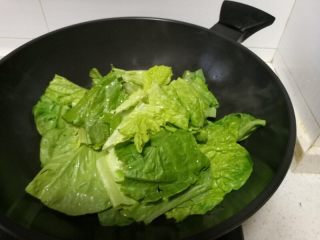 3、美味炒米粉,在米粉上面加入切好的生菜