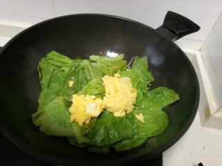 4、美味炒米粉,最后加上炒好的鸡蛋，盖上锅盖小火微压八分钟左右，视个人喜好订时间，我比较喜欢吃烂一点的饭菜就多焖一会儿，此时可以休息一下啦