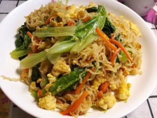 5、美味炒米粉,出锅前淋上酱油盐糖和蚝油调好的酱汁翻炒均匀即可。