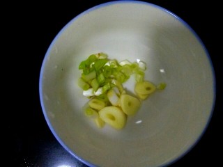 4、肉沫烧冬瓜,葱蒜切片,姜切丝