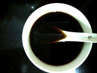 5、肉沫烧冬瓜,小碗中放入半勺生抽,半勺糖,一勺耗油,一勺料酒,适量盐,适量清水调成调料汁