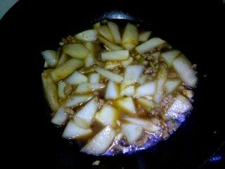 10、肉沫烧冬瓜,把调料汁倒入锅中,翻炒均匀。然后倒入清水,没过冬瓜