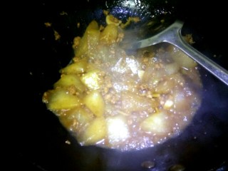 12、肉沫烧冬瓜,最后倒入淀粉汁,翻炒均匀关火出锅