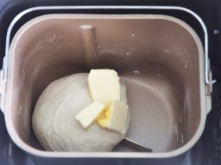 2、玉米沙拉三明治, 揉至面筋扩展，表面光滑，加入软化的黄油。