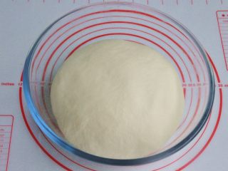 5、玉米沙拉三明治,将面团发酵至2.5倍大，用手戳一下不会反弹也不会下陷即可。