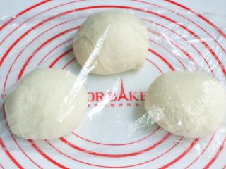 6、玉米沙拉三明治,将面团取出，按揉排气后面团均分成三团，盖上保鲜膜松弛15分钟。