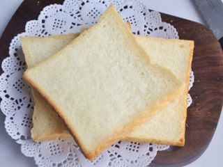 11、玉米沙拉三明治,出炉后立即脱模，在晾架上散热，取出后最好先侧放一会儿，以免凹腰，待完全凉透再切片。