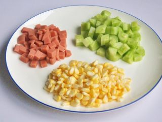 12、玉米沙拉三明治,准备沙拉材料，玉米焯水煮熟，黄瓜去皮切丁，火腿切丁。