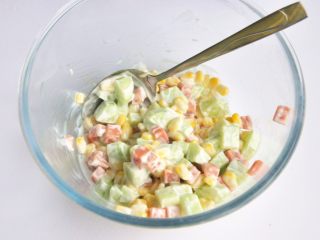 13、玉米沙拉三明治,倒入适量的沙拉酱，搅拌均匀。