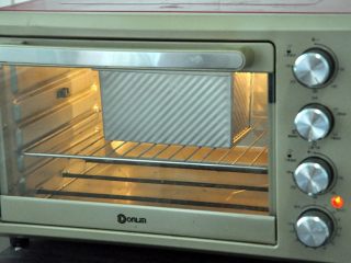 10、玉米沙拉三明治,放入预热好的烤箱，上下火175度，时间38分钟左右。（时间与温度请参照自家烤箱脾气），如表面上色较深，可在20分钟后加盖一张锡纸。