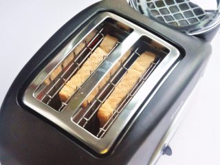 14、玉米沙拉三明治,取两片吐司，放入多士炉，不喜欢色深，选择了一档。