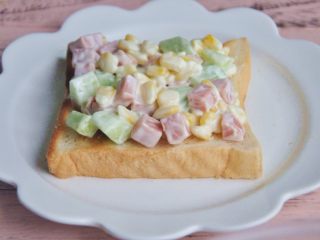 15、玉米沙拉三明治,将玉米沙拉均匀的涂抹在吐司片上。