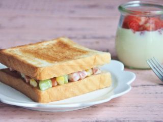 16、玉米沙拉三明治,开启能量满满的一天。