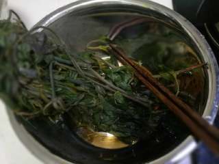 6、五彩饭,把草捞出