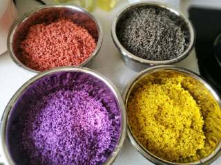 20、五彩饭,洗好沥干水份准备开蒸了,黑色没蒸前颜色不是黑的哦????