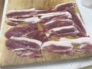 1、深夜食堂味增豚肉汤,五花切大片,深夜食堂上没有,但是我自做主张喷了些酒去腥