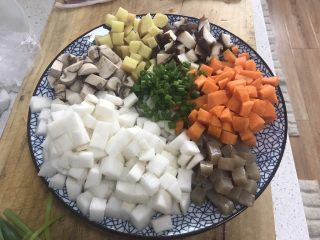 3、深夜食堂味增豚肉汤,白萝卜,胡萝卜,香菇,土豆,口蘑,魔芋切丁,香葱切小圈备用。深夜食堂后期香菇没有再切丁了,但个人觉得这样都切成丁,喝汤时口感更好。