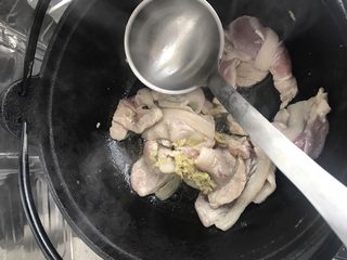 4、深夜食堂味增豚肉汤,橄榄油,热锅,先放入五花肉片和姜蓉翻炒至变色