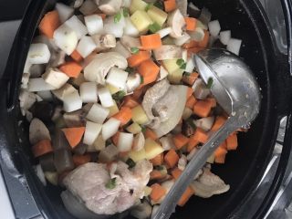 5、深夜食堂味增豚肉汤,加入其他食材,翻炒