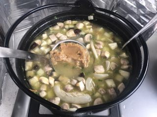 7、深夜食堂味增豚肉汤,缓慢化入味增酱(赤味增)