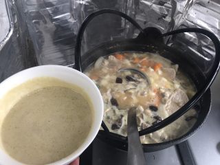 8、深夜食堂味增豚肉汤,大火煮开,撇去浮沫