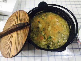 9、深夜食堂味增豚肉汤,小火,盖上盖,焖煮半小时,完成!