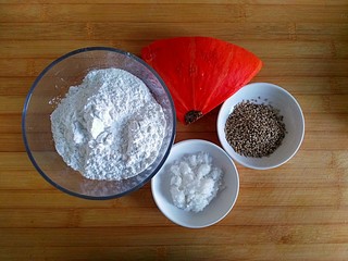 1、枣泥酱心金瓜球,表皮材料备齐待用